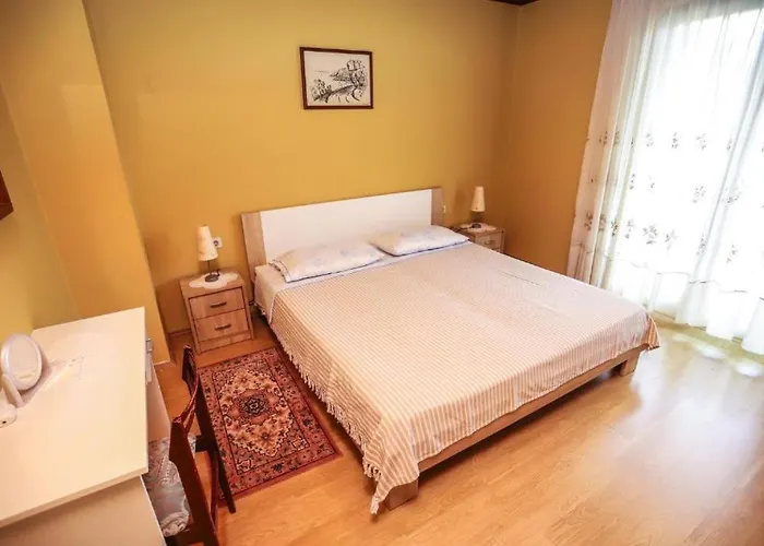 Dolores Near And Centre