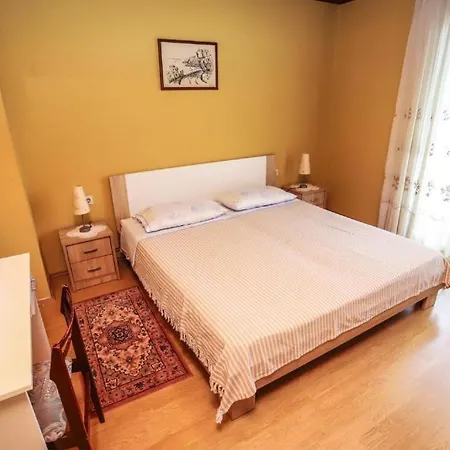 Dolores Near And Centre